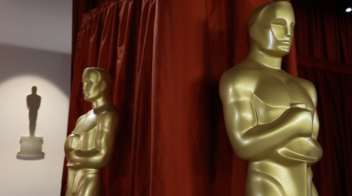 Dos estatuas de los Premios Oscar, antes de la gala. Foto: EFE