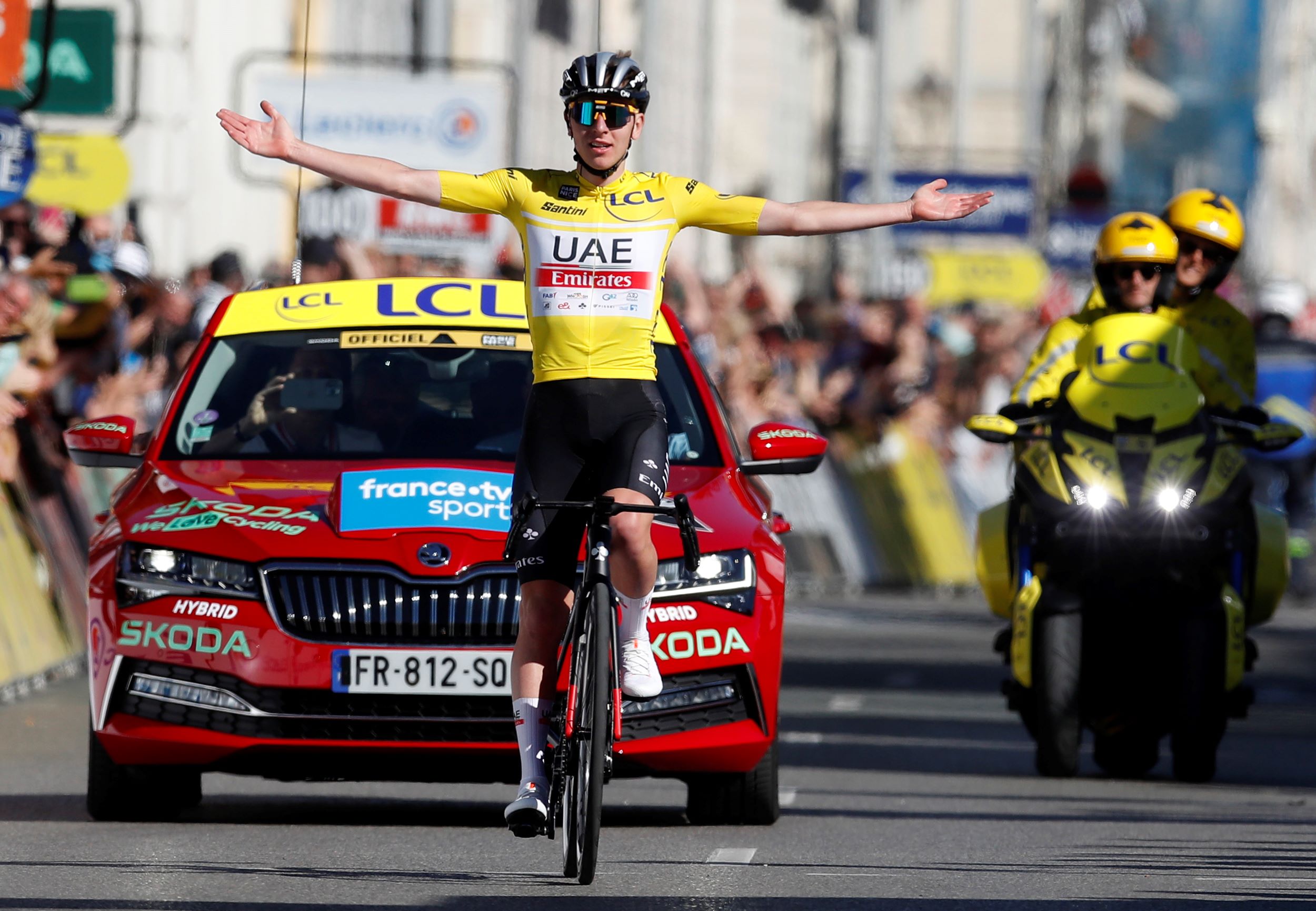 El esloveno Tadej Pogacar celebra el triunfo, tras ganar la París-Niza. Foto: EFE