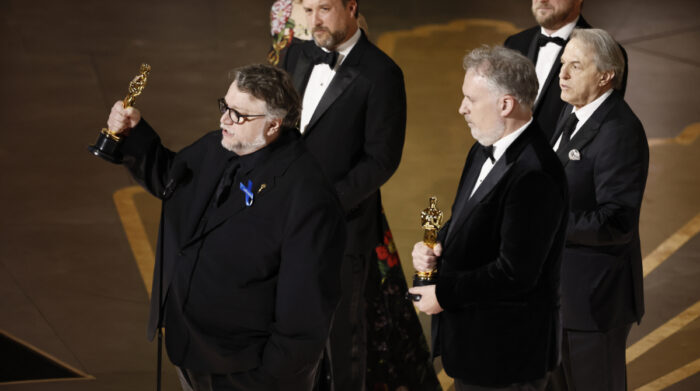 Guillermo del Toro celebra con la estatuilla por Mejor Película, con Pinocho. Foto: EFE