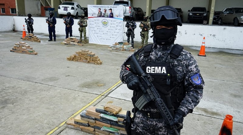 Incautan media tonelda de droga en Golfo de Guayaquil