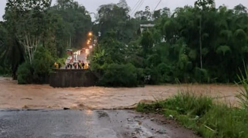 El puente del Río Blanco, en Santo Domingo de los Tsáchilas, se vino abajo por las lluvias. Foto: Cortesía Consejo Provincial de Pichincha.