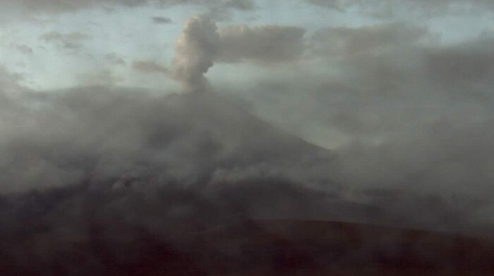 Este jueves 2 de marzo el volcán Cotopaxi emite una nube de gas y ceniza. Foto: Twitter