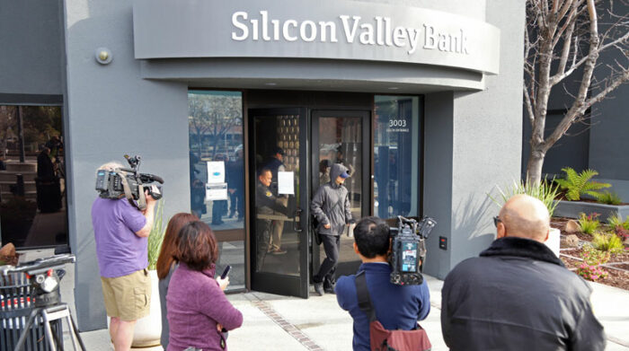 Clientes se acercan a retirar sus depósitos en el Silicon Valley Bank, luego del colapso de la entidad bancaria en Estados Unidos. Foto: EFE