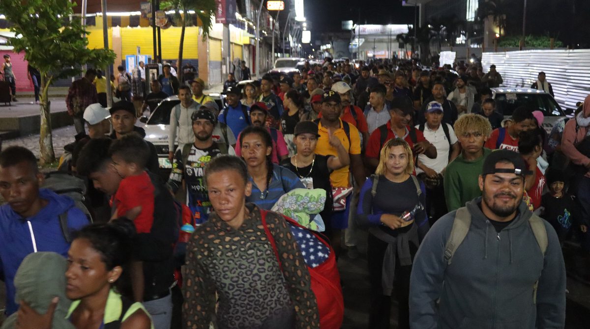 Migrantes, entre ellos ecuatorianos, salieron en caravana en la madrugada del 4 de marzo del 2023 hacia Estados Unidos, en la ciudad de Tapachula, estado de Chiapas (México). Foto EFE