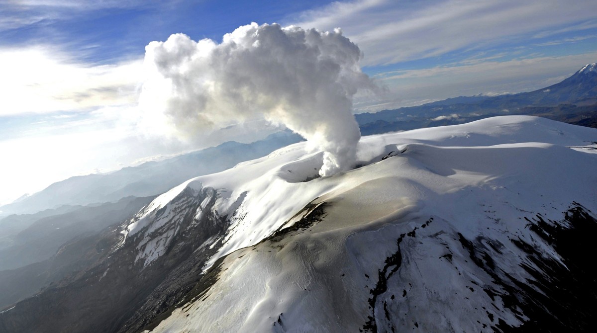 EEl volcán Nevado del Ruiz, cerca a Manizales (Colombia), fue declarado en alerta naranja por el aumento de una probabilidad de erupción. Foto: EFE