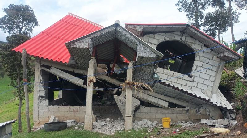 La estructura de una vivienda en Nero, de la parroquia Baños, en Cuenca, colpasó. No dejo personas fallecidas. Foto: Cortesía ECU 911.