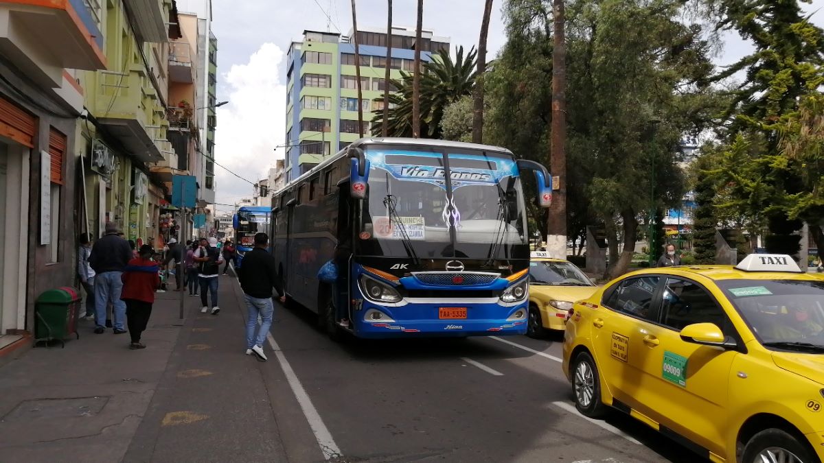 La transportación en Guayaquil exige el incremento del pasaje de 30 a 40 centavos. La medida adoptada es indefinida. En Ambato la paralización fue suspendida. Foto: Modesto Moreta