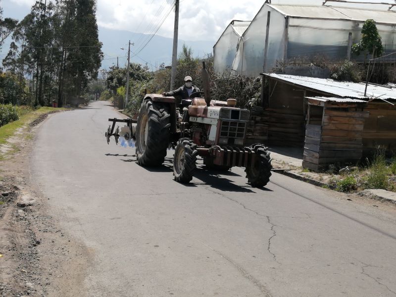 Los agricultores de la parroquia Chiquicha, en Pelileo, pueden sacar sus productos por las vías asfaltadas. Llegan a los mercados en buen estado y en menos tiempo. Foto: Archivo