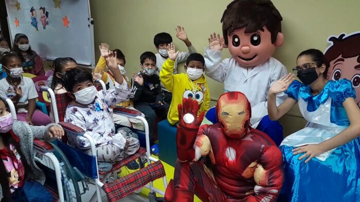 Los niños compartieron con varios personajes de dibujos animados. Foto: Ministerio de Salud