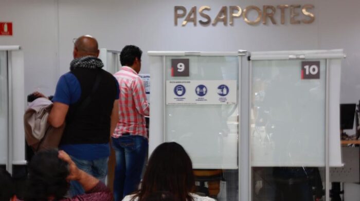 Fernando Alvear, director nacional del Registro Civil, informó que se prevé aumentar los turnos disponibles para la emisión de pasaportes a nivel nacional. Foto: Diego Pallero / EL COMERCIO