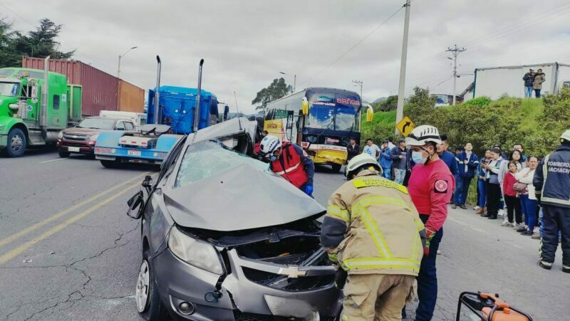 El auto quedó reducido a la mitad, luego del impacto contra un bus interprovincial, en la curva de Santa Rosa, en el cantón Mejía. Foto: Cortesía ECU-911