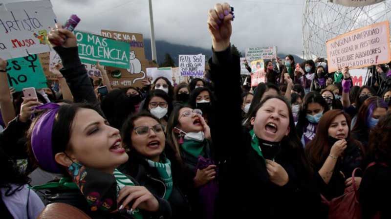 Un año atrás, las mujeres se movilizaron por el Día Internacional de la Mujer y, al llegar al Centro Histórico de Quito hubo represión de la Policía. Foto: Carlos Noriega/ El Comercio.