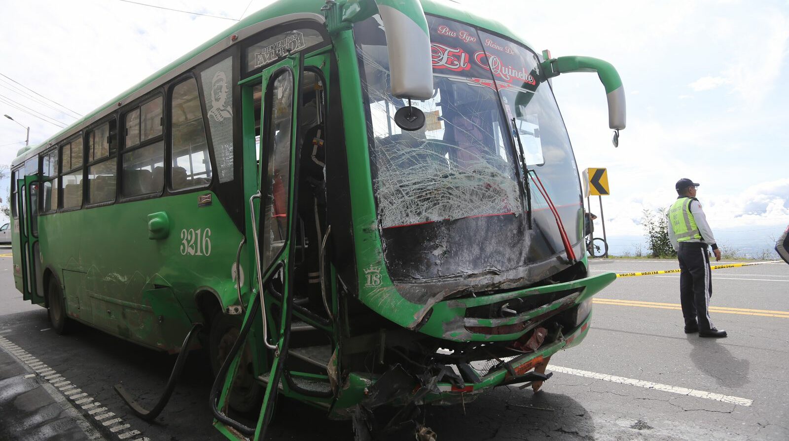 El conductor del bus huyó, luego del siniestro de tránsito que dejó dos fallecidos en Quito. Foto: Julio Estrella/ EL COMERCIO