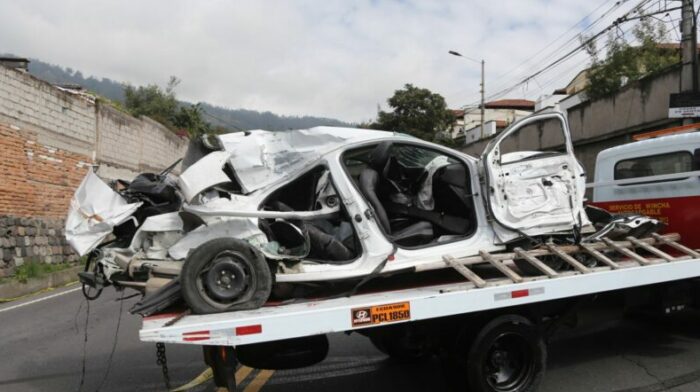 El auto blanco, en el que viajaban las víctimas, quedó destrozado por el impacto contra el bus, en el sector de Miravalle. Foto: Julio Estrella/ EL COMERCIO