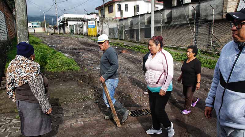 Varias calles del barrio Matilde Álvarez están destruidas y llenas de lodo y huecos. Foto: Carlos Noriega / EL COMERCIO