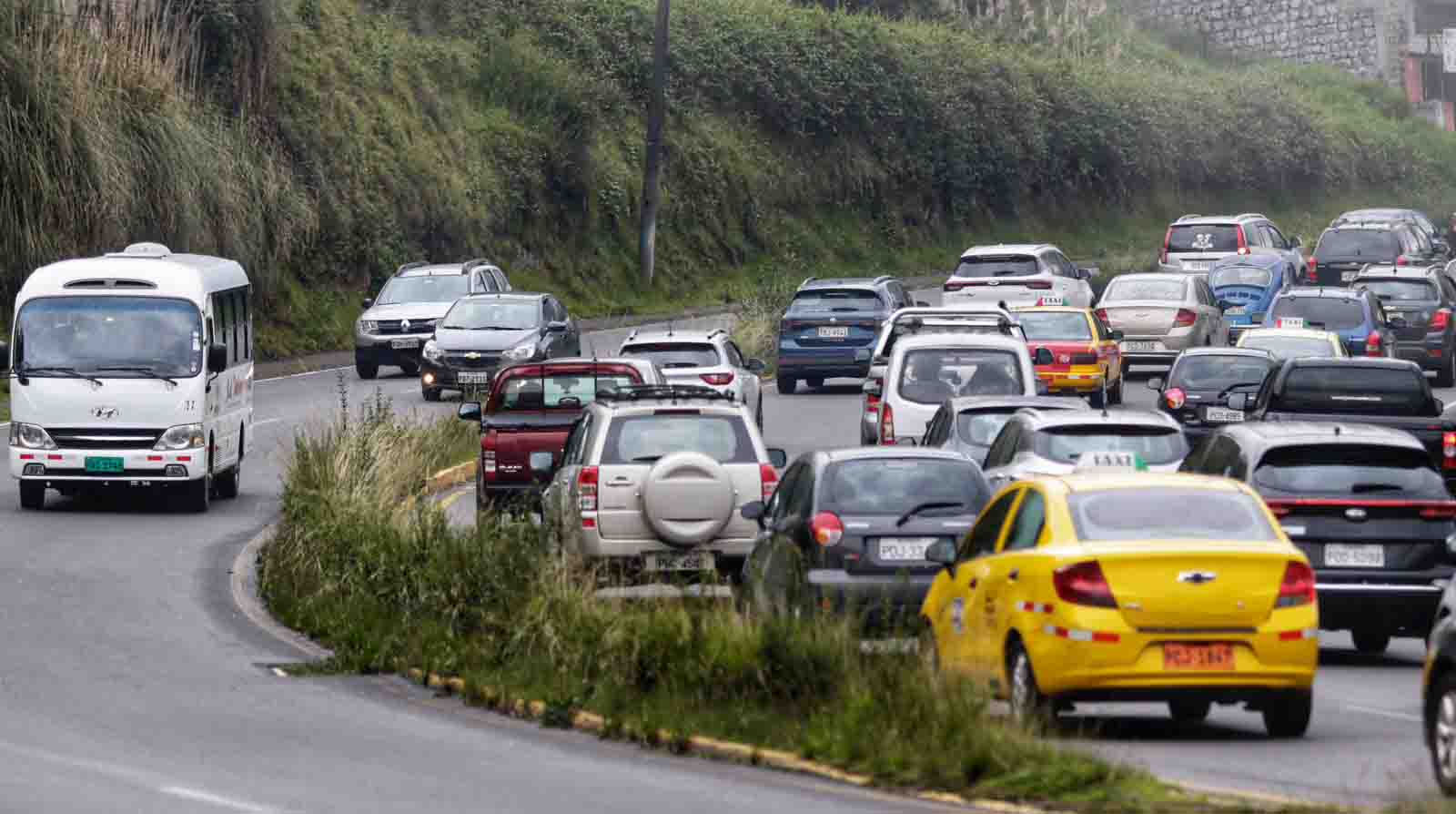 Varias zonas de Quito registra alto tráfico vehicular este martes, 14 de marzo de 2023. Foto: Carlos Noriega / EL COMERCIO