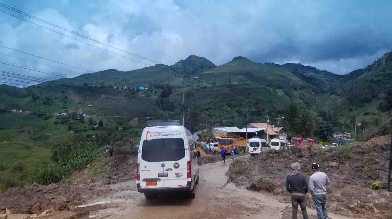 Un deslizamiento de tierra en la vía Cuenca- Girón- Pasaje, antes de llegar al cantón Girón, provoca el cierre parcial de la vía y se registran largas filas de vehículos. Foto: Cortesía MTOP