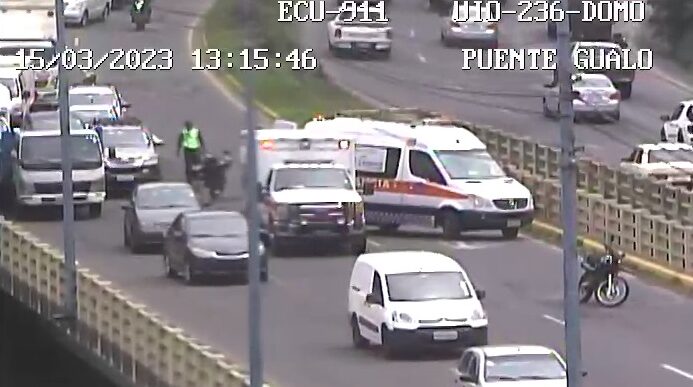 Dos ambulancias llegaron para ayudar al afectado por el siniestro vial de una motocicleta en la avenida Simón Bolívar. Foto: Cortesía ECU 911