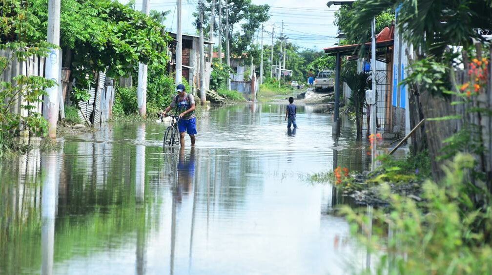 El cantón Milagro aún sigue afectado por las inundaciones, a causa de las fuertes lluvias que cayeron hace una semana. Foto: Enrique Pesantes/ EL COMERCIO