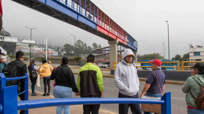 Para cruzar los seis carriles donde confluye la Simón Bolívar y la Panamericana Norte ahora hay un puente peatonal. Sin embargo, los usuarios aún cruzan por debajo. Foto: Carlos Noriega / EL COMERCIO