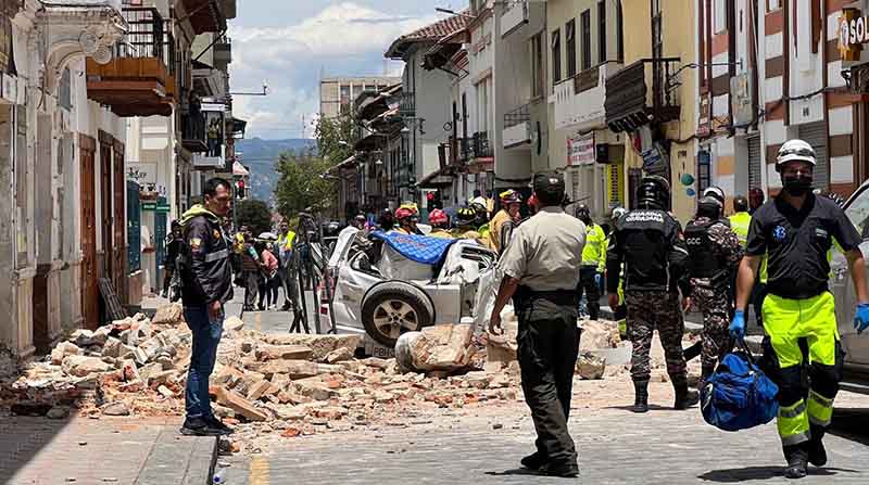 Parte de la fachada de una vivienda en el centro de Cuenca colapsó producto del fuerte sismo que se registró el sábado 18 de marzo de 2023. Foto: Lineida Castillo / EL COMERCIO