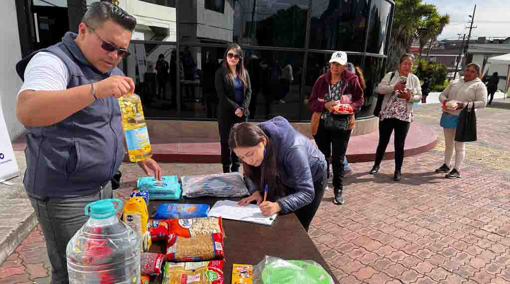 Varias personas llegaron hasta la Administración zonal Eloy Alfaro para donar alimentos a los damnificados por el sismo del sábado 18 de marzo. Foto: Patricio Terán / EL COMERCIO