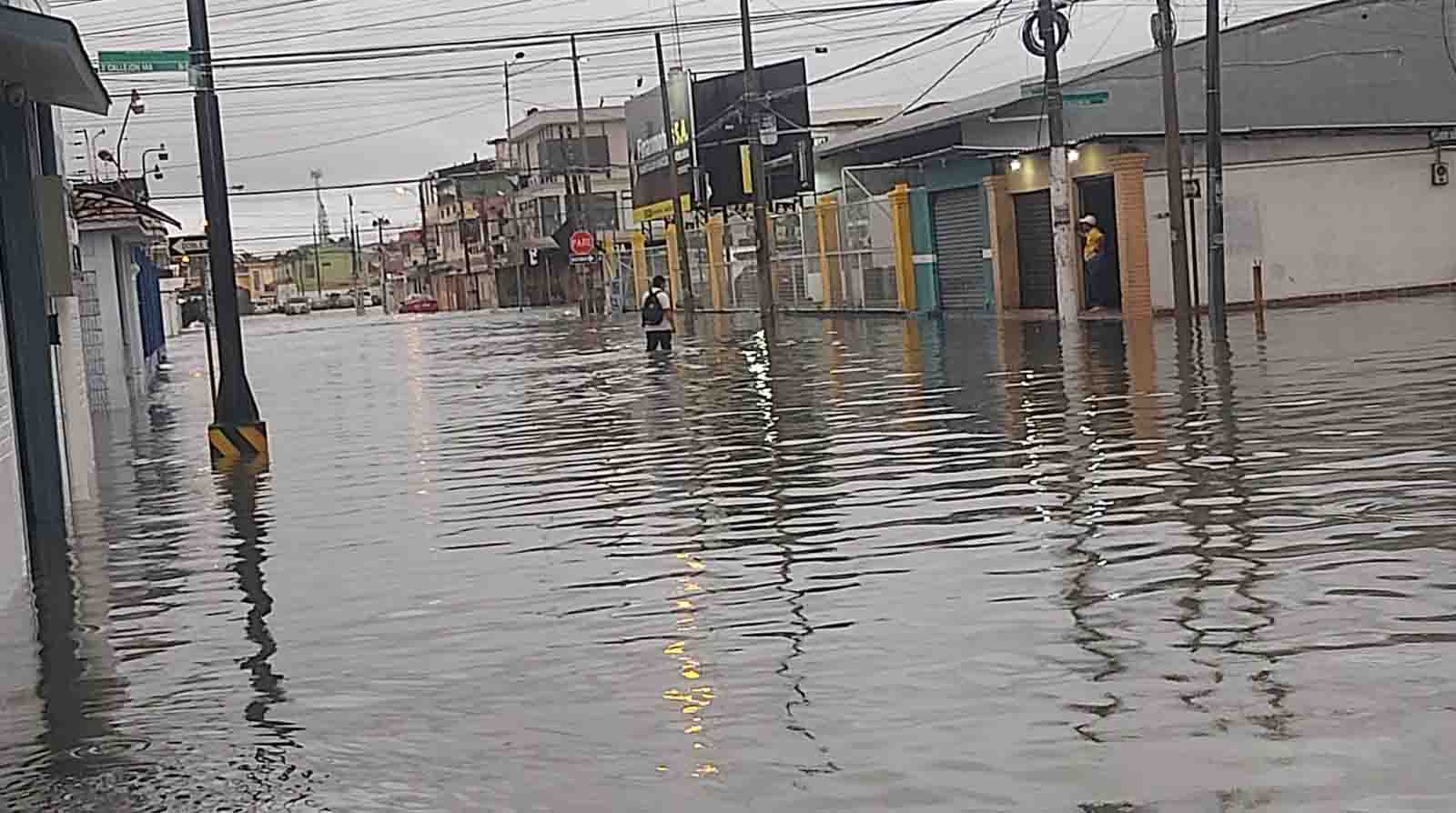 Guayaquil amaneció este jueves, 23 de marzo, con las calles inundadas y el río Guayas desbordado. Foto: Juan Carlos Holguín / EL COMERCIO