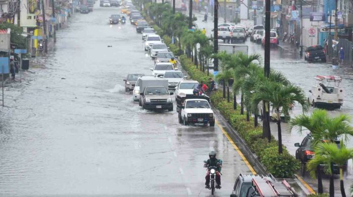 Guayaquil registró inundaciones en gran parte de su territorio tras la fuerte lluvia que cayó el jueves, 23 de marzo de 2023. Foto: Enrique Pesantes / EL COMERCIO