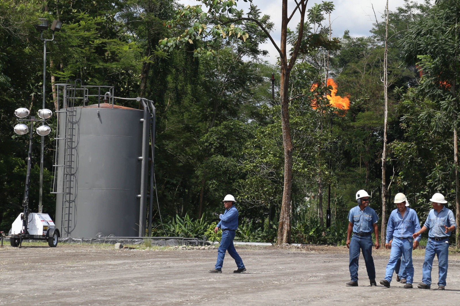 En los mecheros la petrolera estatal quemaba el gas asociado que contiene el crudo que se extrae de la tierra. Foto: Archivo / El Comercio.
