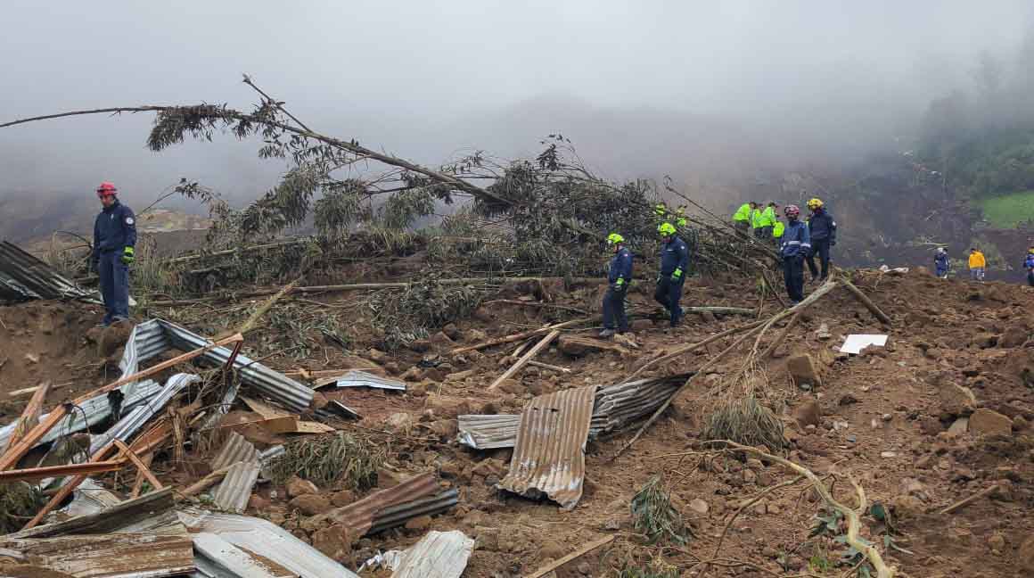 Organismos de socorro trabajan en la zona afectada para rescatar a personas que sigan bajo los escombros en Alausí. Foto: Cortesía ECU 911