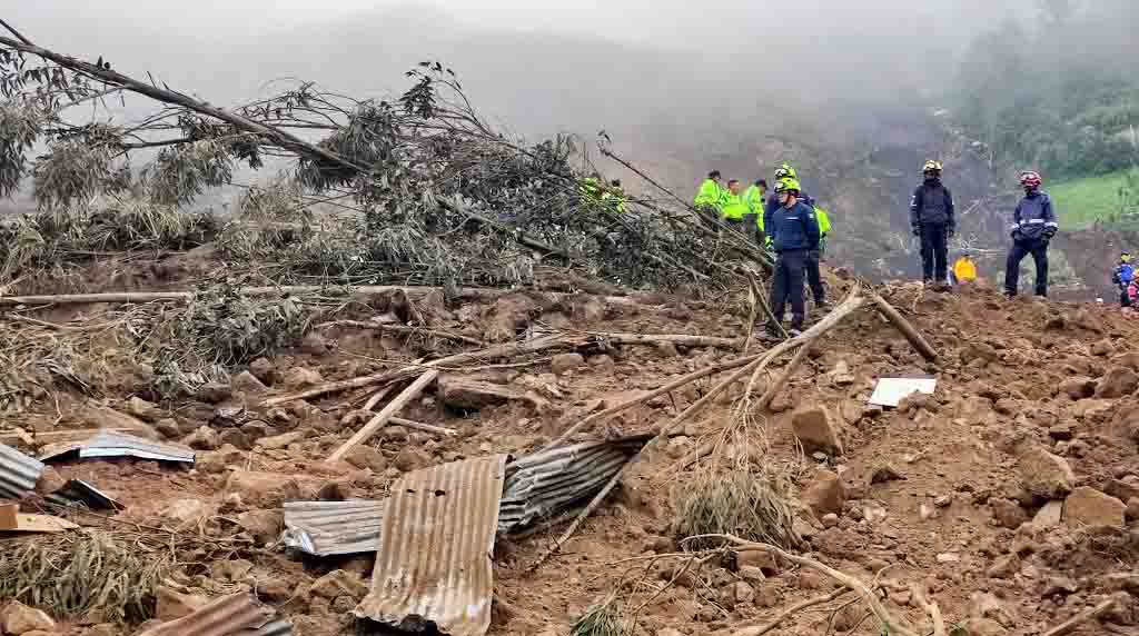 Labores de búsqueda y rescate se continúan realizando este lunes, 27 de marzo de 2023, en Alausí donde más de 500 personas resultaron afectadas por el deslizamiento. Foto: Cortesía ECU 911