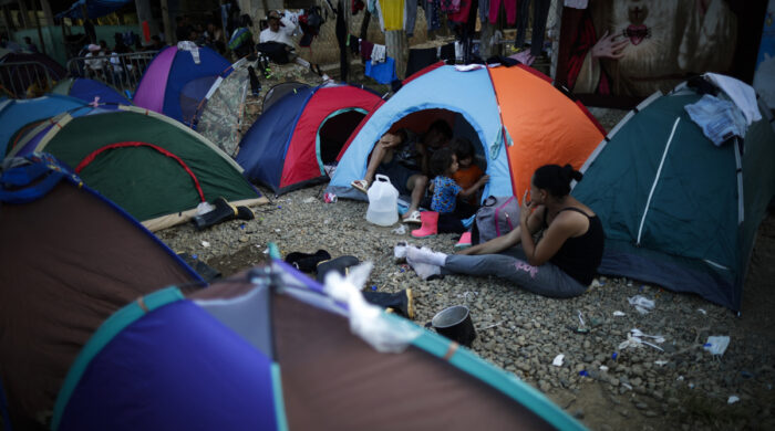 Migrantes descansan tras caminar días por la selva del Darién (Panamá). Foto: EFE