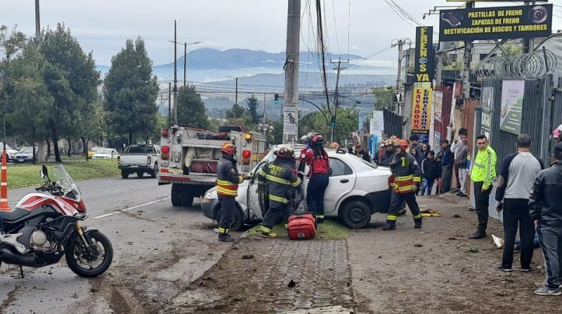 En la av. Mariscal Sucre se produjo un siniestro de tránsito, este 12 de marzo de 2023. Foto: Cortesía Cuerpo de Bomberos Quito.