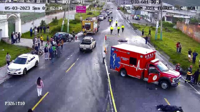La vía Calacalí - Nanegalito fue cerrada. Según el Jefe del Cuerpo de Bomberos de Quito la apertura de la vía sería en una hora y media. Foto: Video vigilancia del ECU 911
