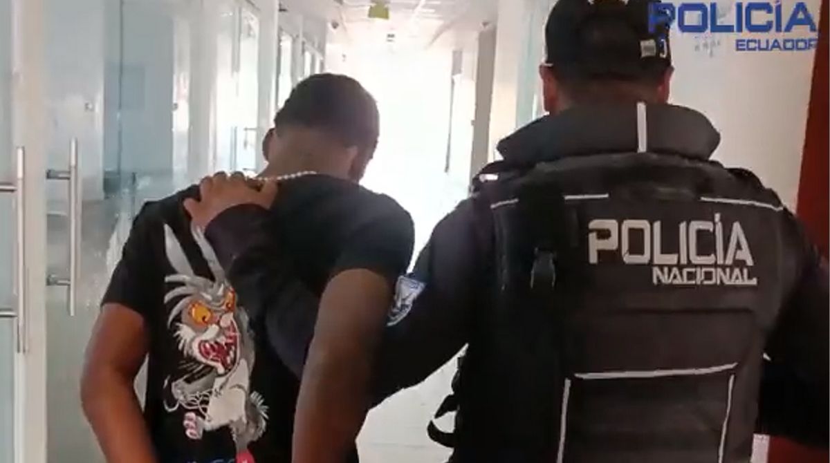Adolescente retenido luego de una persecución en Quito. Foto: Captura de video Policía Nacional