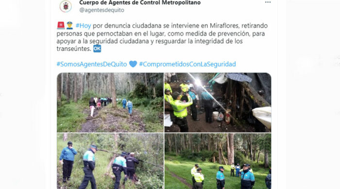 Un grupo de policías y agentes metropolitanos desalojaron y desmantelaron una especie de campamento donde, aparentemente, se ocultaban personas que atacaban a visitantes del parque Miraflores, en Quito. Foto: Captura