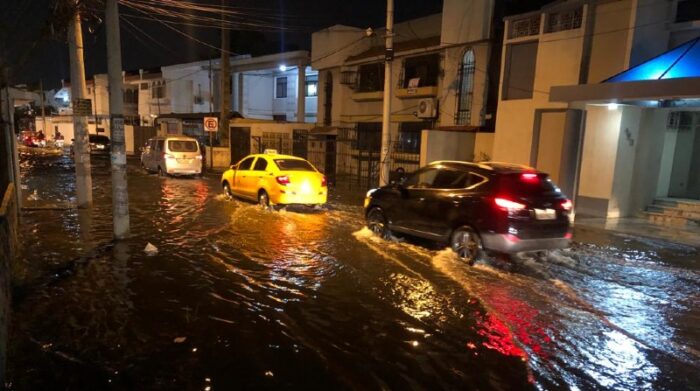 La avenida Rodrigo Chávez, en Urdesa Norte, quedó bajo el agua por el desbordamiento del estero. Foto: Enrique Pesantes / EL COMERCIO
