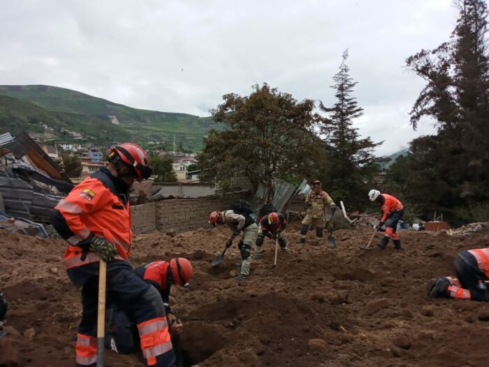 Bomberos de varios cantones trabajan en la búsqueda de víctimas. Foto: Bomberos Cuenca