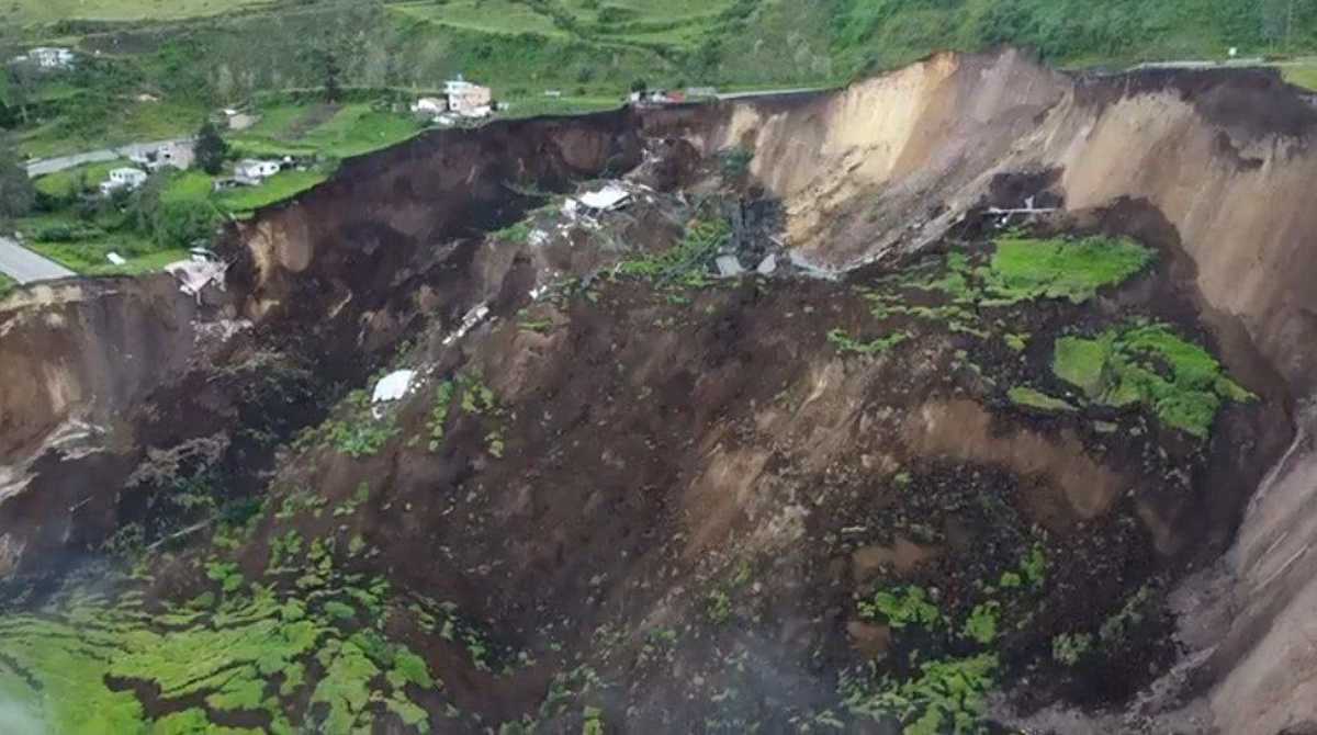 Vista del deslizamiento en Alausí que ha dejado al menos 16 personas fallecidas. Foto: cortesía Twitter Conaie