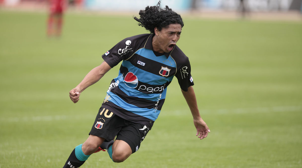 Álex Colón en un partido del 2023 con el Deportivo Quito. El volante jugará en UTC en el 2023. Foto: Archivo / EL COMERCIO