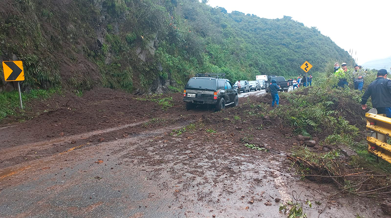 La vía Alóag Santo Domingo sufrió un deslizamiento de tierra. Foto: Cortesía Gobierno Provincial