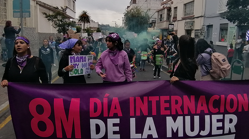 Las agrupaciones feministas de Ambato y Tungurahua realizaron una marcha para recordar el Día Internacional de la Mujer. Foto: Modesto Moreta / EL COMERCIO