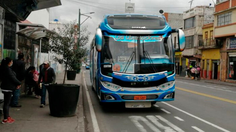 Los transportistas de 10 cooperativas y compañías paralizarán el servicio de transporte en la ciudad de Ambato. Ellos exigen el incremento del costo del pasaje a 40 centavos. Foto: Modesto Moreta