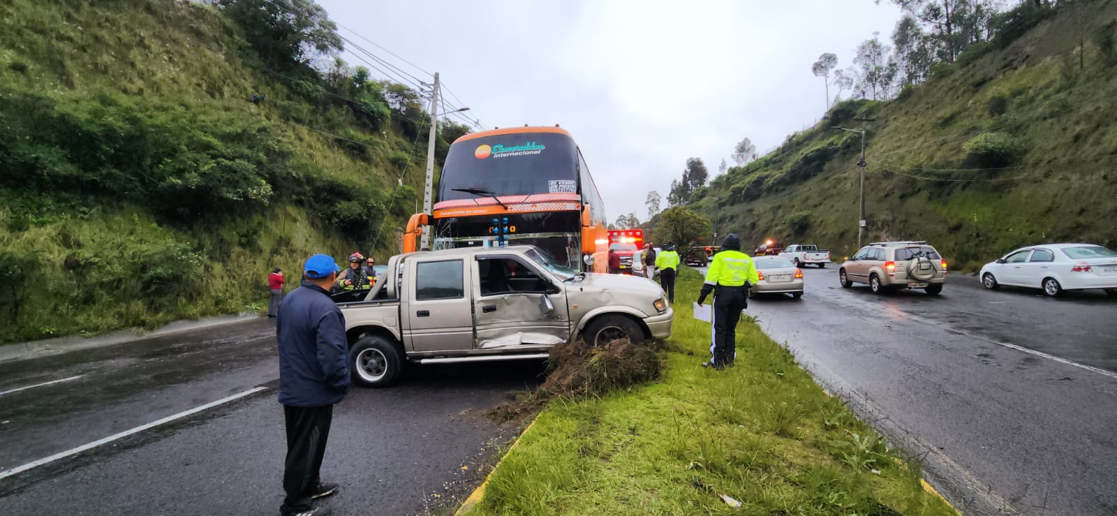 El siniestro se produjo en el sentido norte-sur de la avenida Simón Bolívar. Foto: Cuerpo de Bomberos Quito