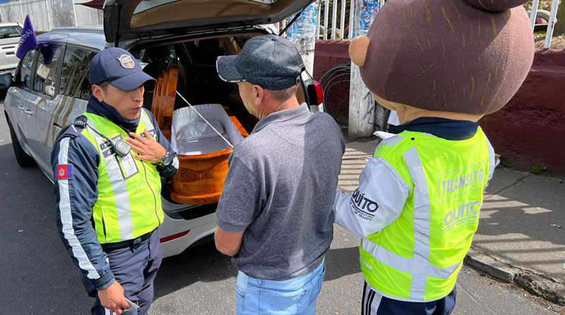 Agentes de la AMT daban como opción de sanción un ataúd a los conductores que exceden los límites de velocidad en Quito. Foto: Patricio Terán/ EL COMERCIO