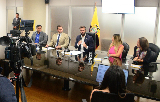 El ministro de Finanzas, Pablo Arosemena (c), junto a representantes de los gobiernos locales informaron sobre el incremento de asignaciones a los GAD, por modelo de equidad territorial. Foto: Cortesía