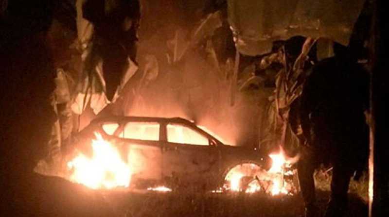 En el auto donde se movilizaban los desconocidos fue incinerado. Foto: Cortesía Twitter