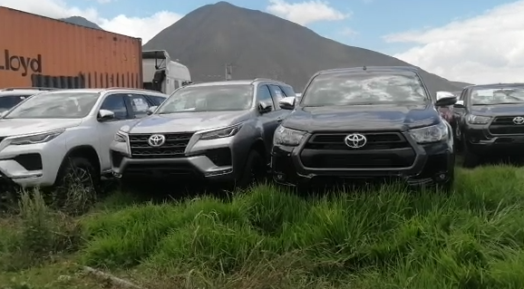 Entre los vehículos recuperados estaban camionetas doble cabina y automotores tipo SUV. Foto: Twitter Policía Ecuador