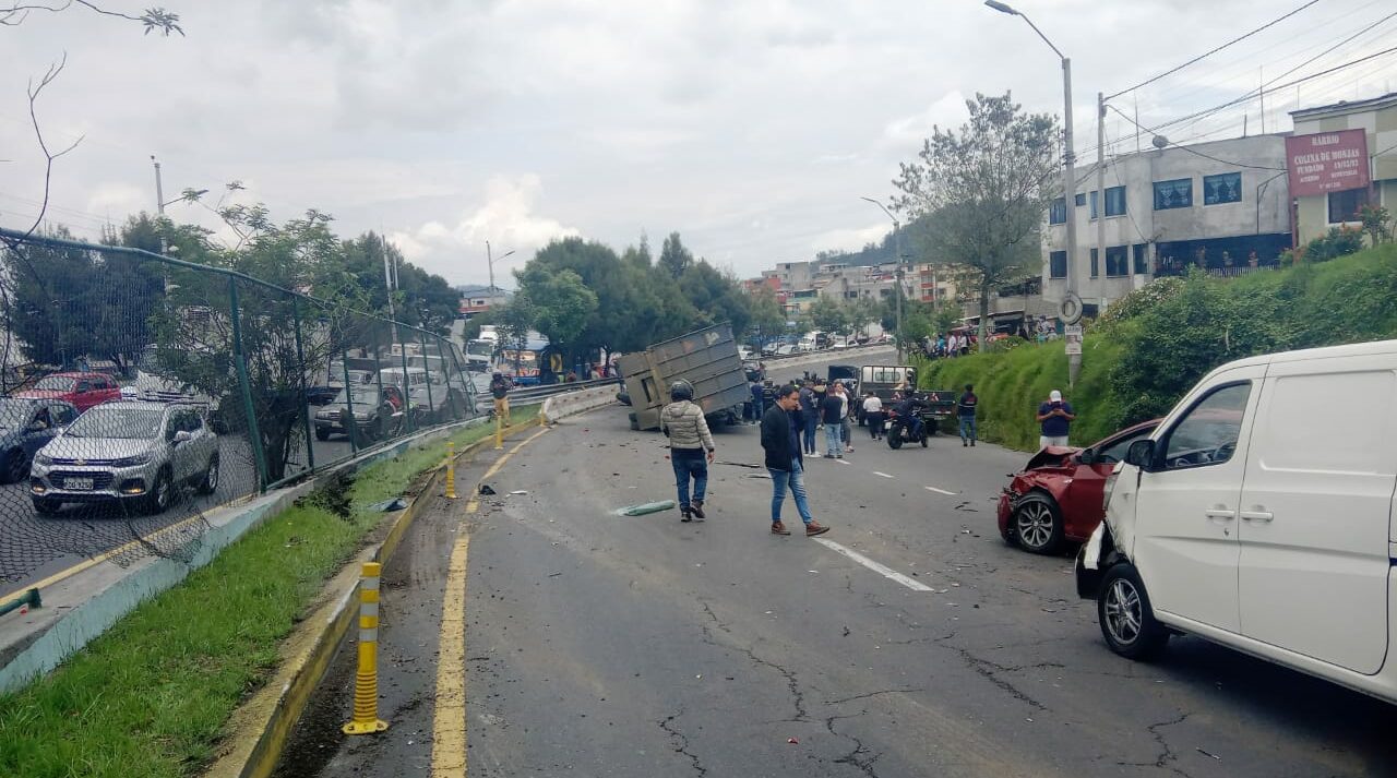 Un siniestro de tránsito múltiple provocó el cierre de la avenida Simón Bolívar, a la altura de la autopista General Rumiñahui. Foto: Twitter AMT