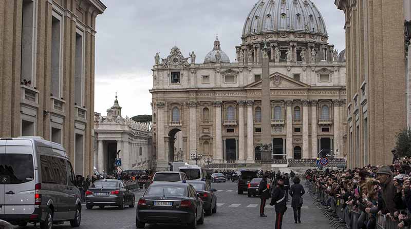 El papa Francisco elimina las casas gratuitas o baratas para cardenales y dirigentes. Foto: EFE